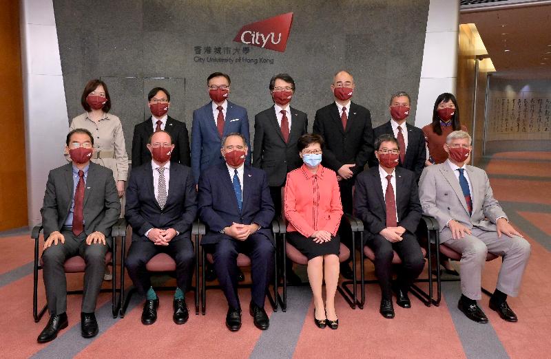 行政长官林郑月娥今日（八月三日）到访香港城市大学（城大）。图示林郑月娥（前排右三）与城大高层合照。