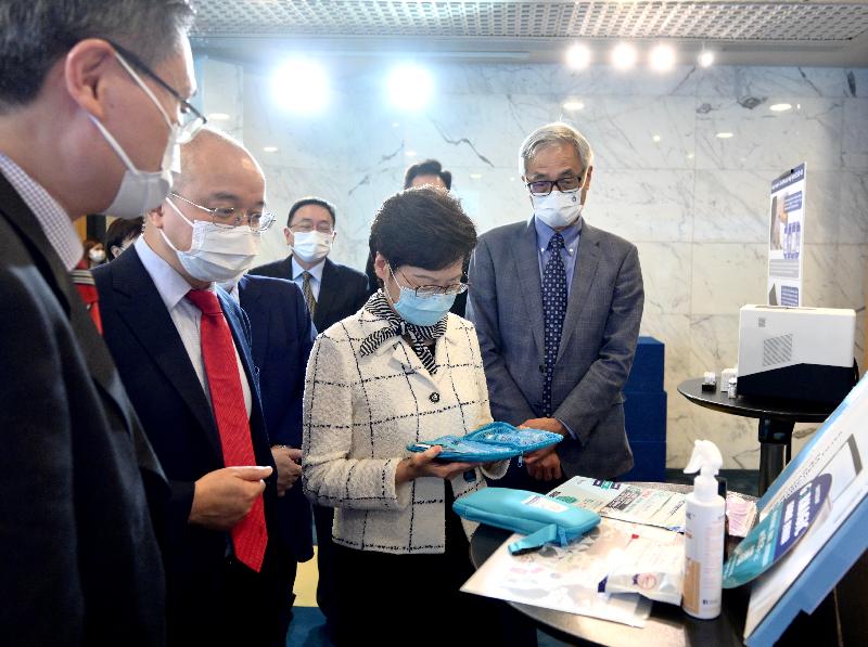 行政长官林郑月娥今日（八月六日）到访香港科技大学（科大）。图示林郑月娥（右二）在校长史维教授（右一）陪同下，听取科大研究团队介绍其研发的新型多层次杀菌涂层。