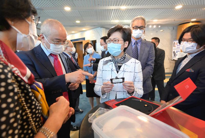 行政长官林郑月娥今日（八月六日）到访香港科技大学（科大）。图示林郑月娥（左三）在校长史维教授（右二）陪同下，听取科大研究团队介绍其研发的智能助听器。