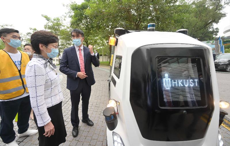 行政长官林郑月娥今日（八月六日）到访香港科技大学（科大）。图示林郑月娥（左二）观看无人驾驶快递物流车示范。