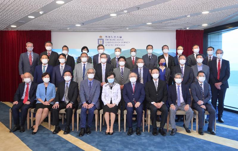 行政长官林郑月娥今日（八月六日）到访香港科技大学（科大）。图示林郑月娥（前排中）与科大高层合照。