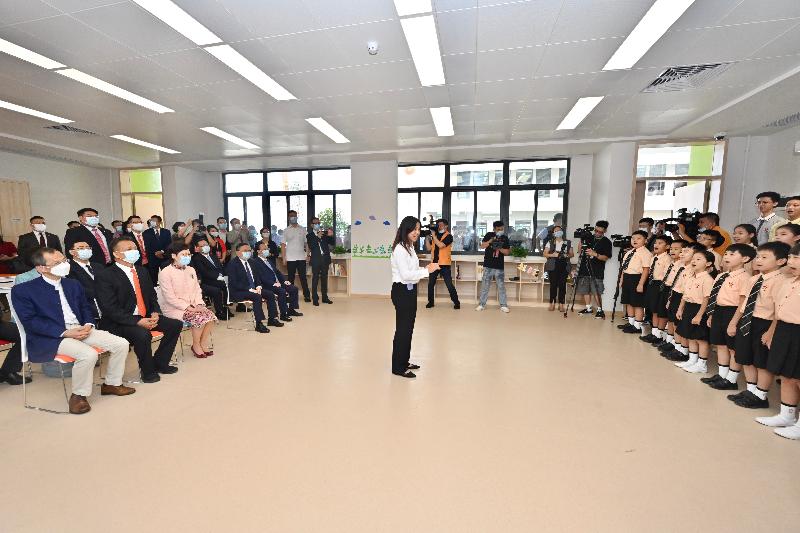 行政长官林郑月娥今日（九月六日）下午出席深圳香港培侨书院龙华信义学校2021年开学典礼。图示林郑月娥（前排左三）欣赏学生合唱表演。