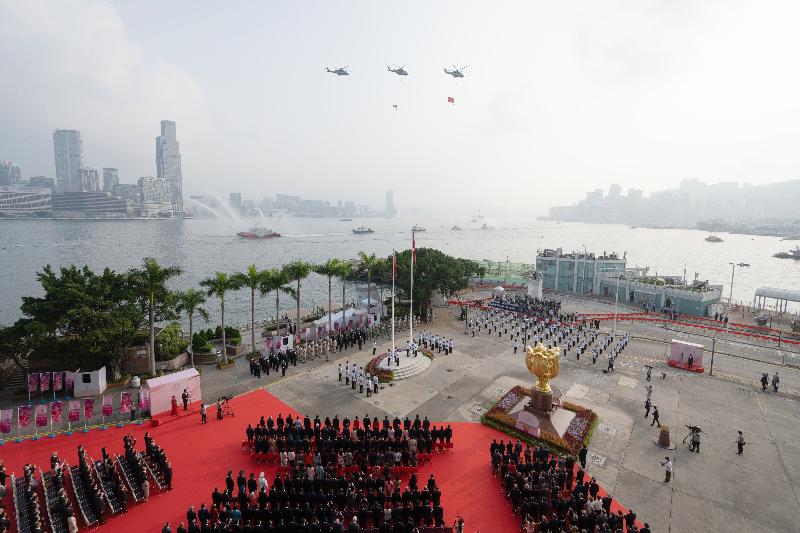 今早（十月一日）在湾仔金紫荆广场举行的庆祝中华人民共和国成立七十二周年升旗仪式上，纪律部队和飞行服务队在海上和空中敬礼。