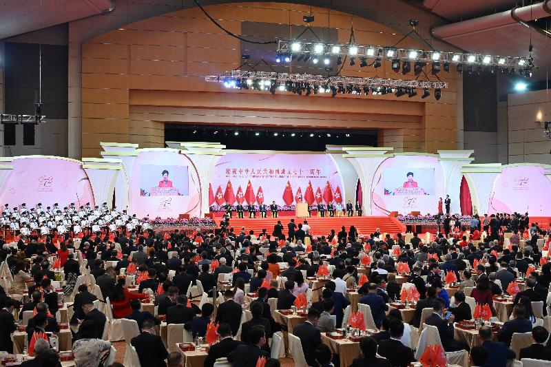 行政长官林郑月娥和主要官员及嘉宾今早（十月一日）在香港会议展览中心出席庆祝中华人民共和国成立七十二周年酒会。