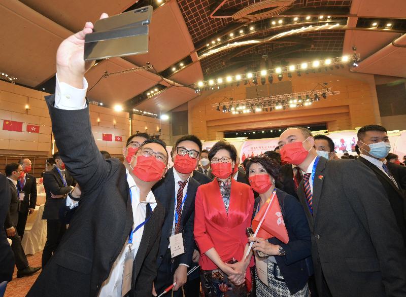行政长官林郑月娥今早（十月一日）在香港会议展览中心大会堂出席庆祝中华人民共和国成立七十二周年酒会。图示林郑月娥（右三）在酒会与嘉宾合照。