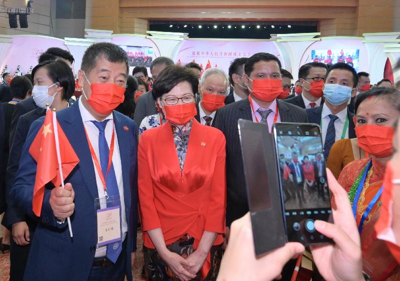 行政长官林郑月娥今早（十月一日）在香港会议展览中心大会堂出席庆祝中华人民共和国成立七十二周年酒会。图示林郑月娥（左二）在酒会与嘉宾合照。