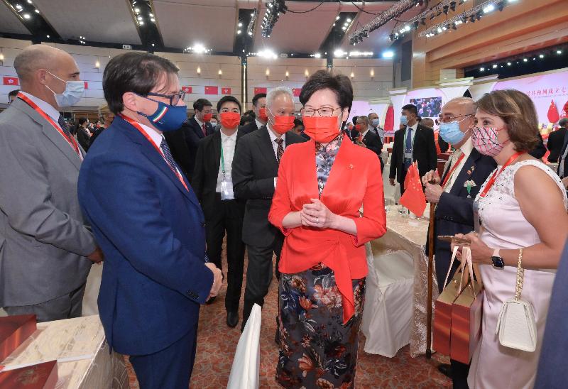 行政长官林郑月娥和主要官员及嘉宾今早（十月一日）在香港会议展览中心出席庆祝中华人民共和国成立七十二周年酒会。 图示林郑月娥（右三）与嘉宾交谈。