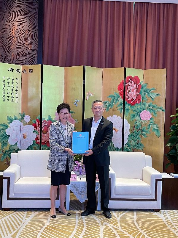行政长官林郑月娥（左）今日（十月十四日）在广州与广州市委书记张硕辅会面。图示林郑月娥送予张硕辅她上星期发表的《2021年施政报告》。