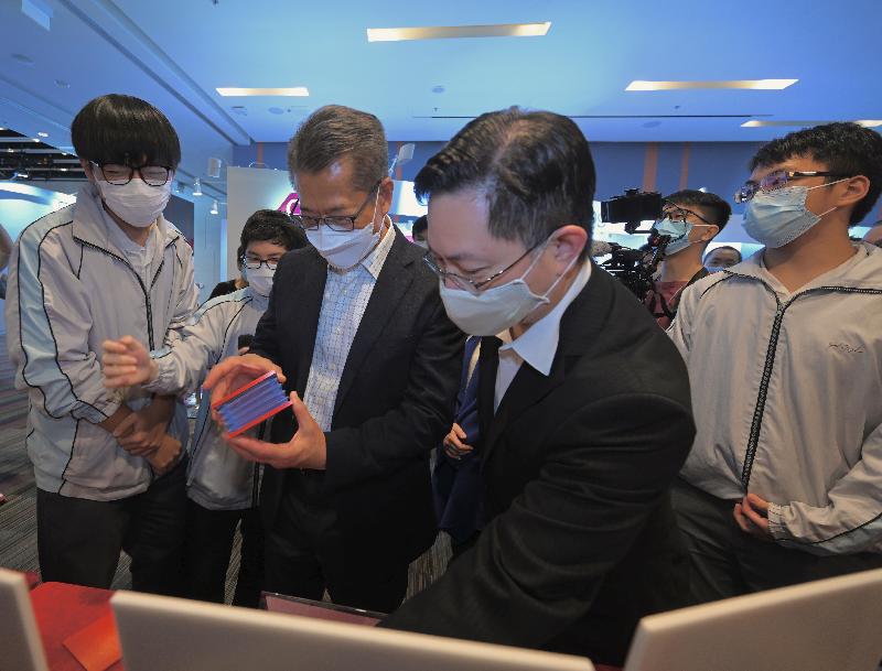财政司司长陈茂波今日（十月二十三日）出席创新科技嘉年华2021。图示陈茂波（右三）和创新及科技局局长薛永恒（右二）参观展览摊位。