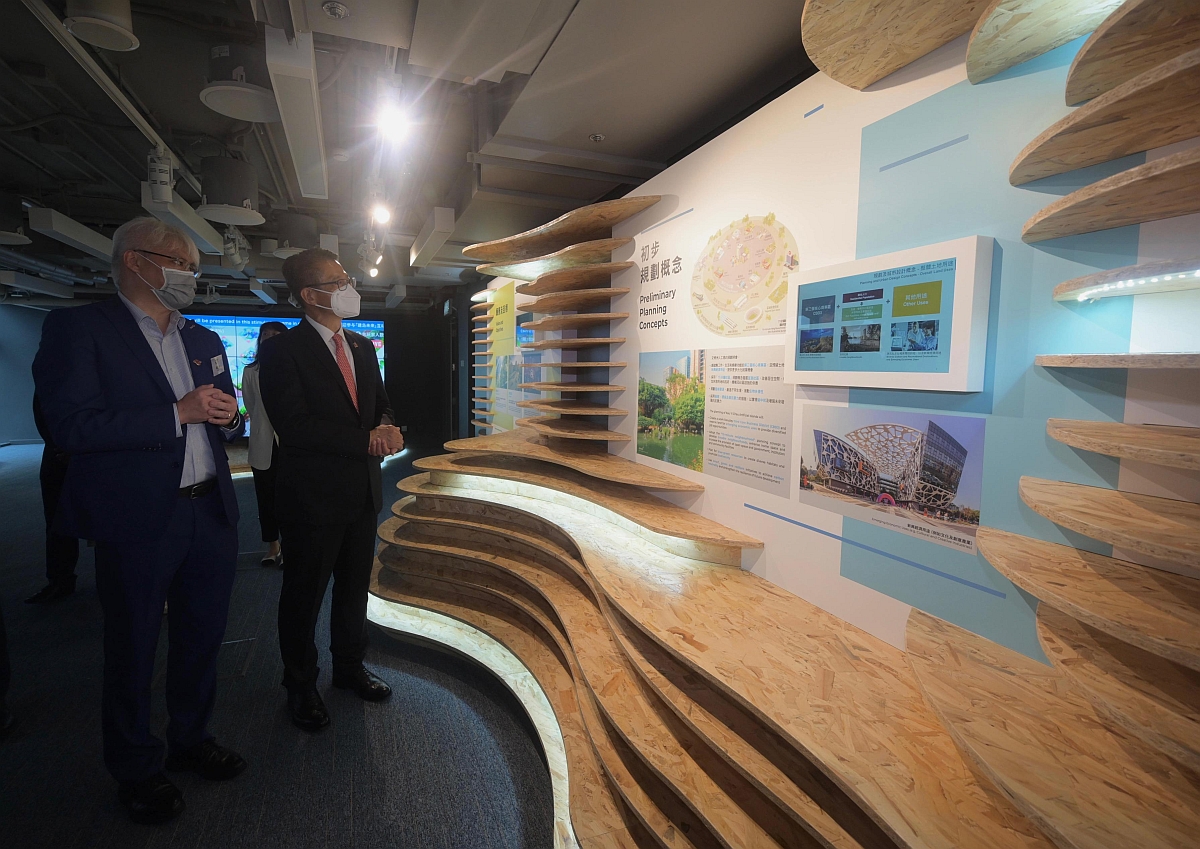 财政司司长陈茂波今日（七月五日）出席「继往创未来」展览开幕仪式。图示陈茂波（右）参观展览。