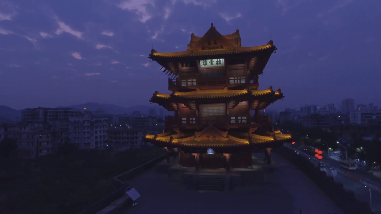 《拾壹城話》雲霧繚繞披雲樓